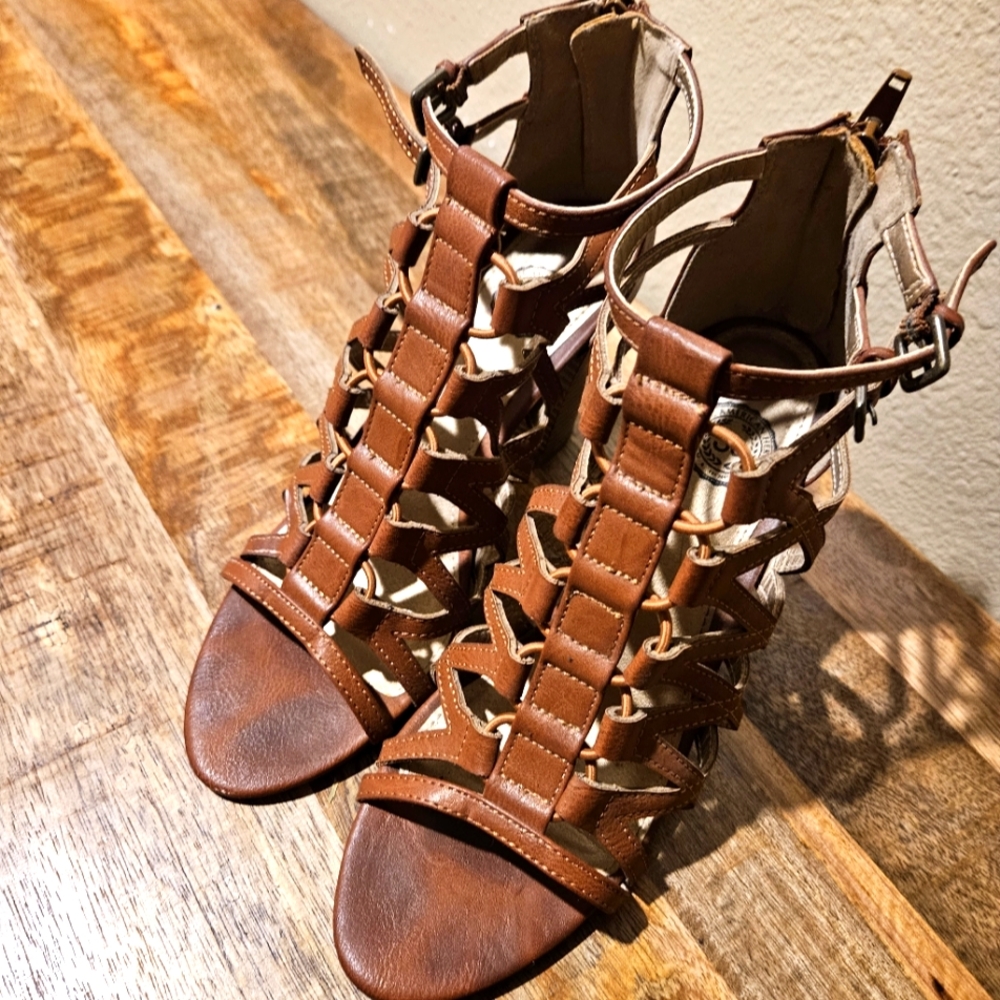 So Authentic American Heritage strappy chunky heels sandals Size 7 1/2 brown